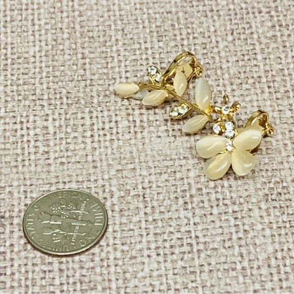 Gold Acrylic Mother of Pearl Floral Ear Clip - Picture 1 of 2